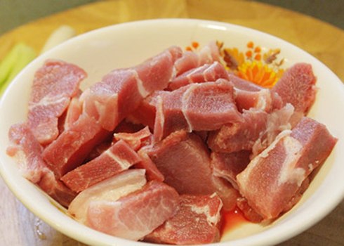 Thịt[-]lợn[-]là[-]một[-]thực[-]phẩm[-]rất[-]quan[-]trọng[-]trong[-]đời[-]sống[-]hàng[-]ngày[-]của[-]chúng[-]ta.